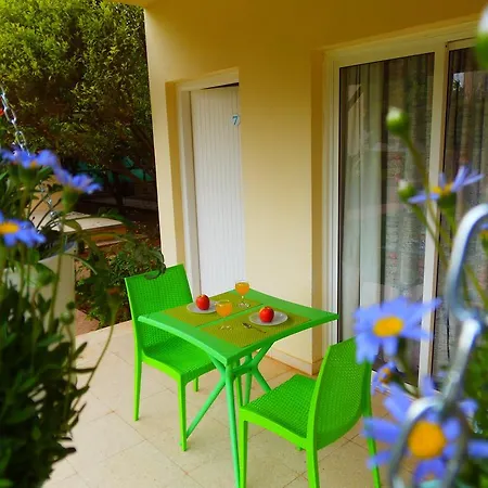 Light & Blue Gardens Apartman Protarász